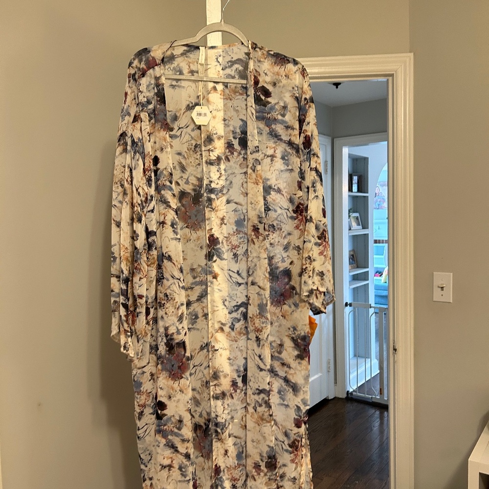 Pink blush floral kimono Nwt